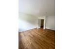Familien-Wohnung in grüner Lage mit Balkon + renoviert + Wannenbad + separates WC + Aufzug
