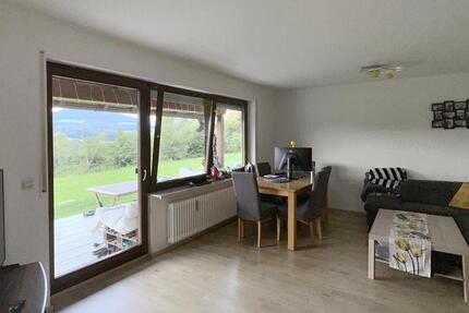 Blick ins Landschaftsschutzgebiet + BüroGästeappartement mi sep. Eingang. zimmer