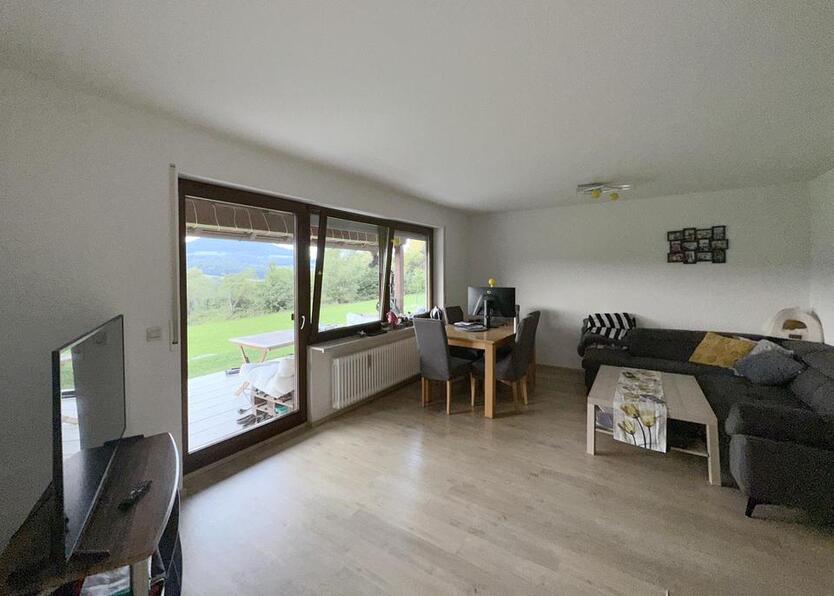 Blick ins Landschaftsschutzgebiet + BüroGästeappartement mi sep. Eingang. zimmer