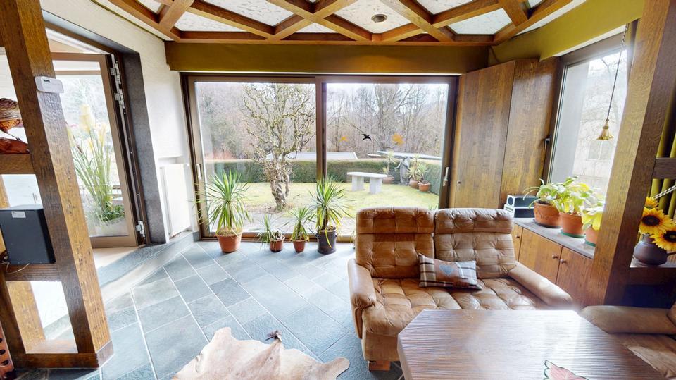 VR IMMO: Exklusive Wohnung mit Innenpool, Sauna und hochwertiger Ausstattung.