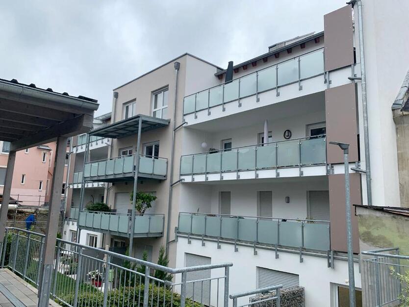 Ab 01.12.: Traumhafte 3-Z.-Wohnung (ca. 104 m²) in ruhiger Lage im Zentrum von Hof mit großem Balkon (21,6 m²), Aufzug, EBK, modernem Bad & Carport zimmer