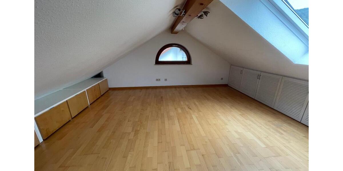 Dachgeschoßwohnung Lahr (Schwarzwald) - 2.5 Zimmer, 95 m&sup2;, 1.000&euro; | Angebot:25403641