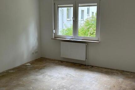 Teilrenovierte 2-Zimmer-Wohnung im Erdgeschoss zimmer