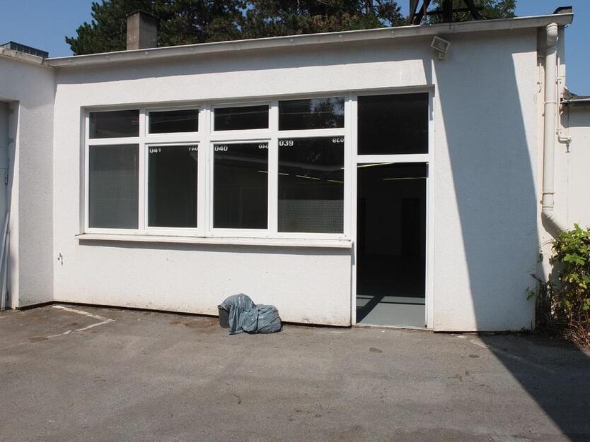 Ebenerdige Lager-Service-Produktionsfläche mit Büro und 2 WC zimmer