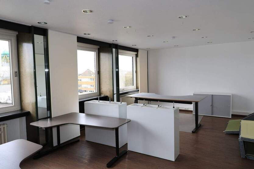 2 Büroetagen, 410m². 15 Büros, Inventar kann teilw. übernommen werden. 1 zimmer