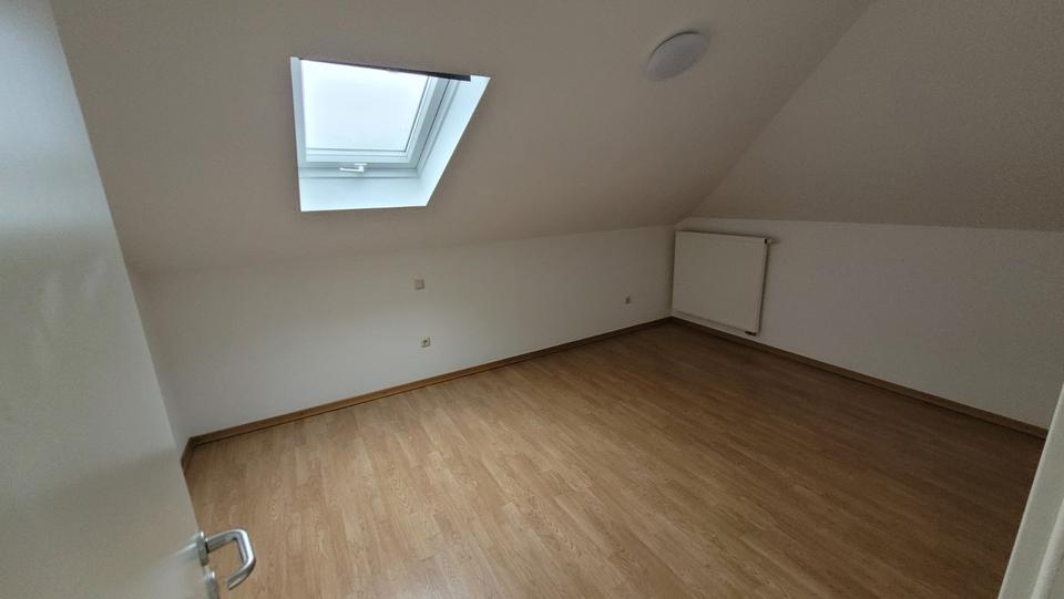 Dachgeschoßwohnung Radebeul - 3 Zimmer, 62 m&sup2;, 440&euro; | Angebot:25646723