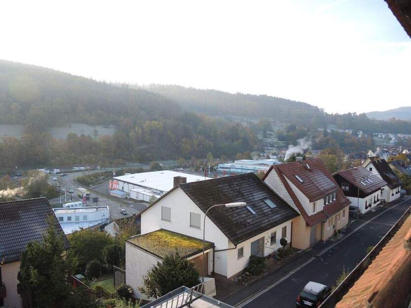 Helle 2-Zimmer-Dachgeschosswohnung mit Stadtblick, Balkon & Garage – 62 m² – bezugsfähig ab ca. 15.11.2025 2 zimmer