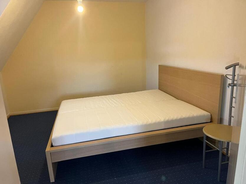 Dachgeschoßwohnung: 2 Zimmer, Küche, Bad mit Einbauküche