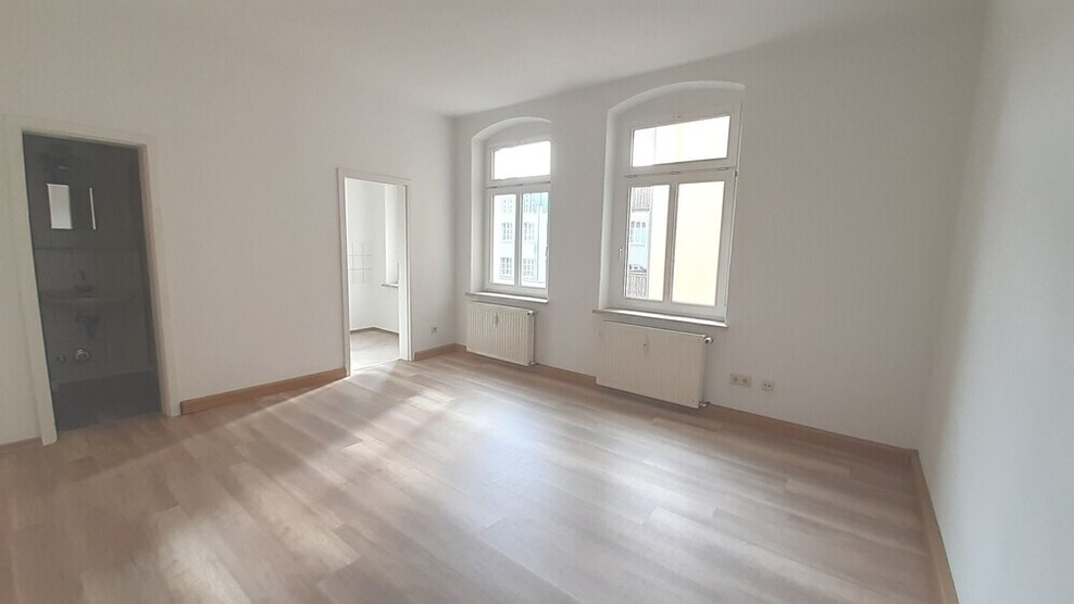 WG-Wohnung mit 4-Zimmern, 2.OG mit 2 Bädern und 2 Küchen in Gera