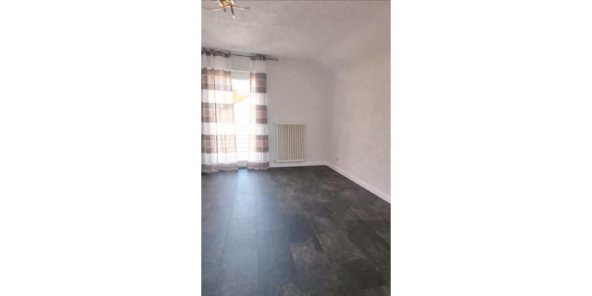 Dachgeschoßwohnung Bretten - 3 Zimmer, 80 m&sup2;, 900&euro; | Angebot:26022406