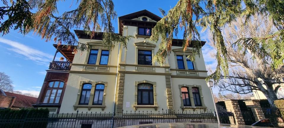 Großzügige 4-Raum-Altbauwohnung mit 142 m² und 2 Balkonen – sofort verfügbar! 4 zimmer