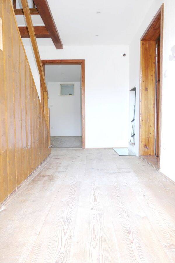 Geräumiges Bauernhaus mit Stall und Tenne; Anfragen bitte per email!