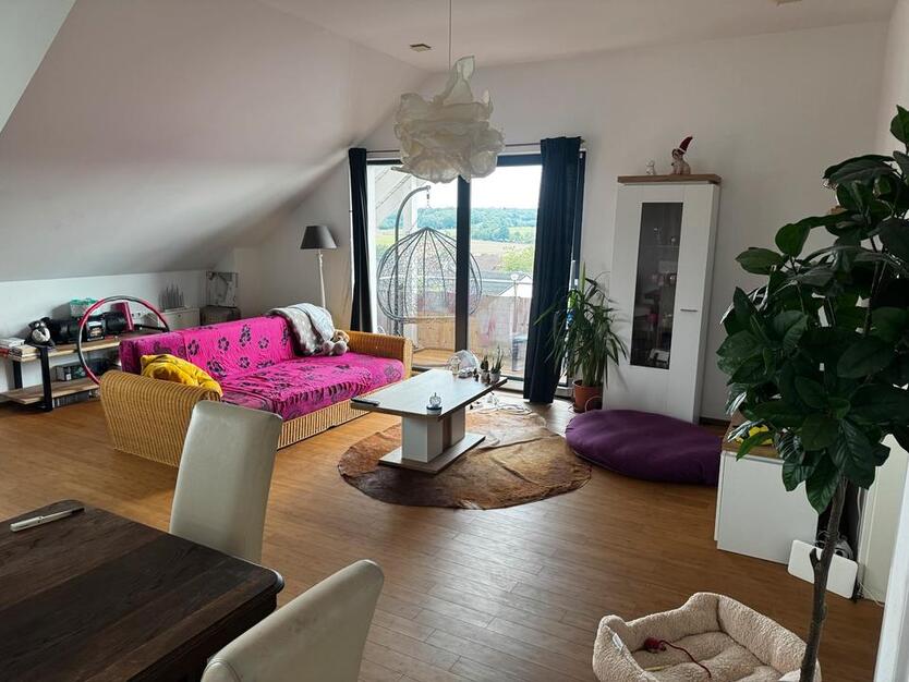 Helle 3 Zimmer Wohnung 87 qmmit EBK und Balkon, Garage und Aufzug