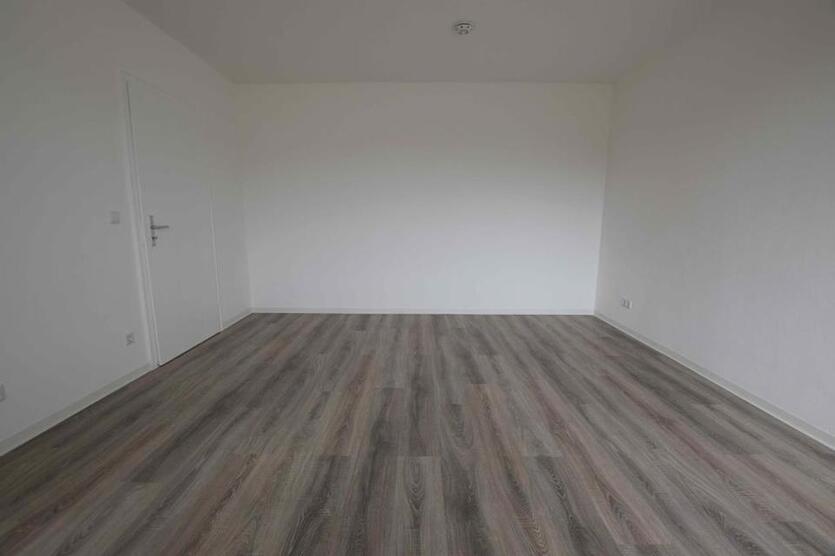 ! Zum Einzug bereit! Renovierte 3-RaumWohnung mit Wanne und Balkon !