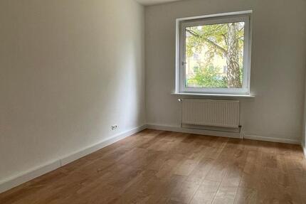 Sanierte 2 Zimmer Wohnung im Erdgeschoss zimmer
