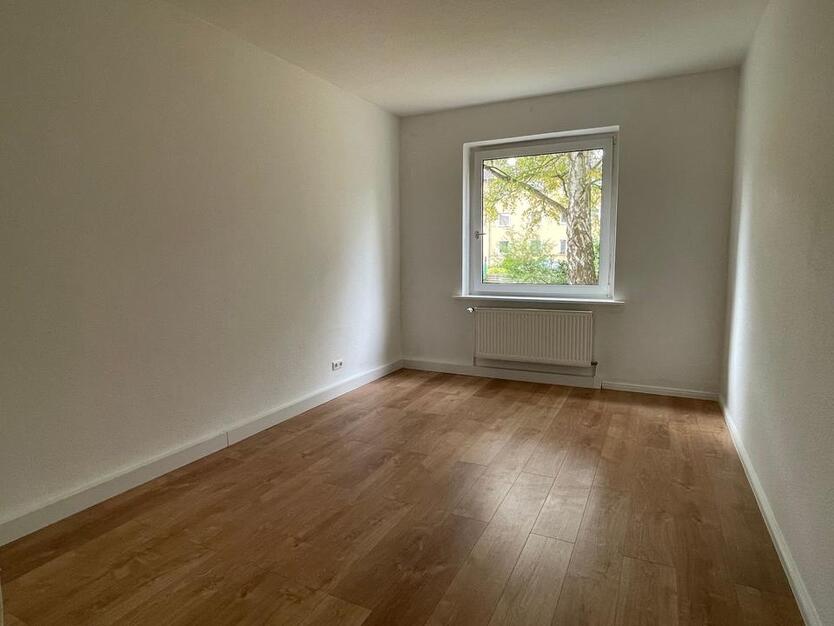 Sanierte 2 Zimmer Wohnung im Erdgeschoss zimmer
