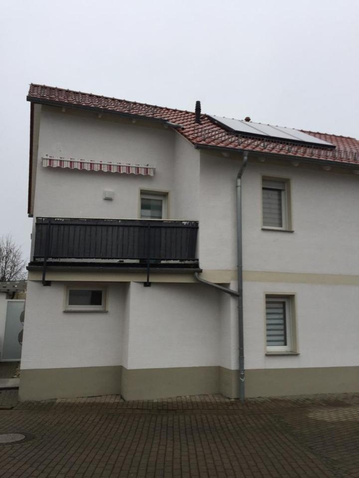 freundliche 2 Zimmer Wohnung mit Balkon , Autostellplatz und Dachboden