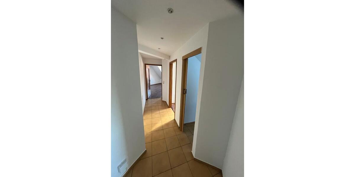 Dachgeschoßwohnung Strehla - 2 Zimmer, 50 m&sup2;, 300&euro; | Angebot:26553832