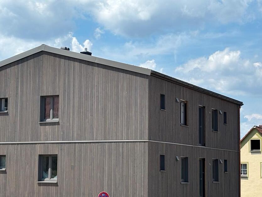 Möblierte und moderne 2-Zimmer-Wohnung mit Balkon in Falkenstein
