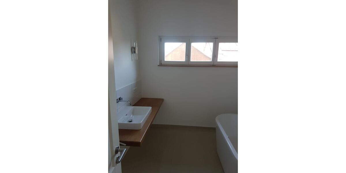 Dachgeschoßwohnung Hohenpolding - 3 Zimmer, 160 m&sup2;, 1.350&euro; | Angebot:26245297