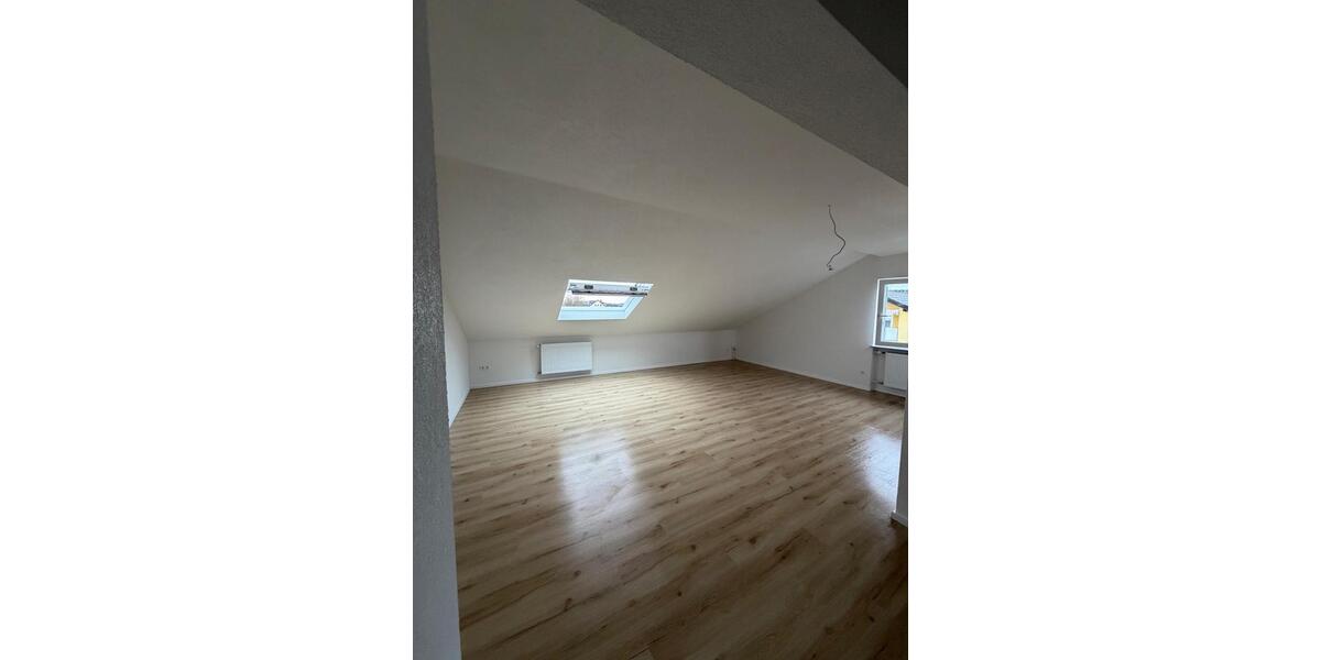 Dachgeschoßwohnung Sinsheim - 3 Zimmer, 77 m&sup2;, 1.100&euro; | Angebot:25050323