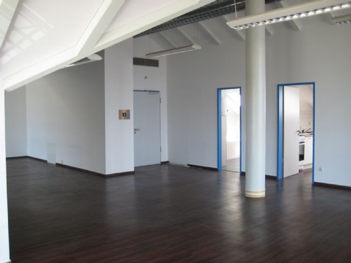 Großzügige & offene Dachgeschoßwohnung -BetriebsleiterWohnung- mit Einbauküche