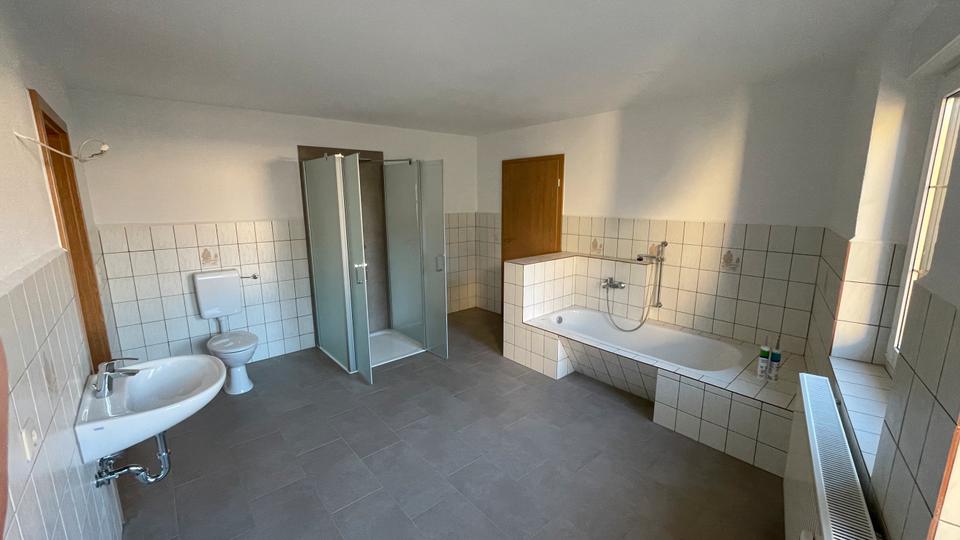 Etagenwohnung Schönheide - 2 Zimmer, 83 m&sup2;, 460&euro; | Angebot:25542138