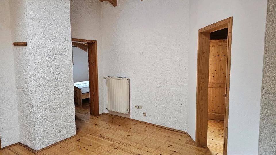 Dachgeschoßwohnung Tuntenhausen - 3 Zimmer, 86 m&sup2;, 1.200&euro; | Angebot:25568301