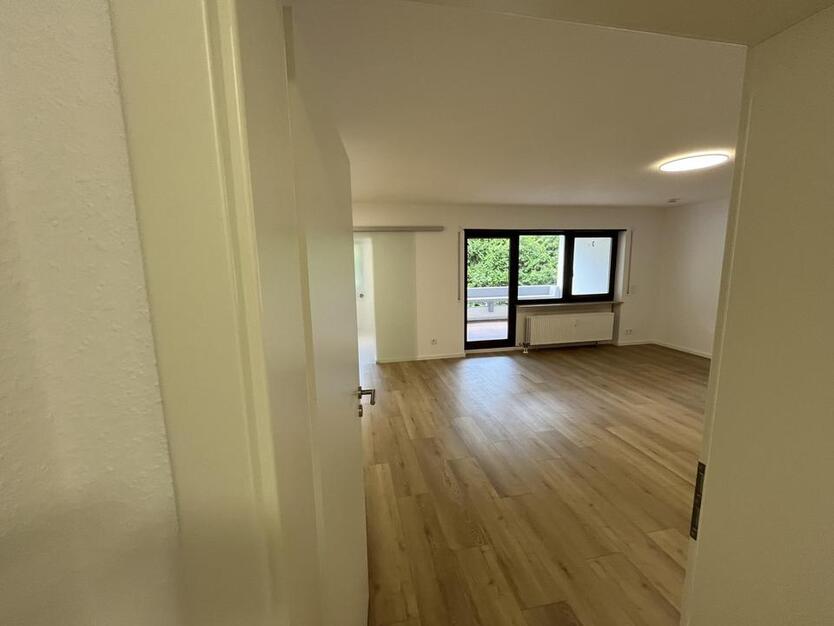 Kernsanierte 2,5-Zi-Wohnung mit EBK, Balkon und Garage