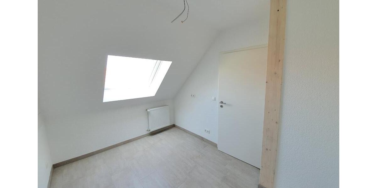 Dachgeschoßwohnung Essen Huttrop - 2.5 Zimmer, 61 m&sup2;, 680&euro; | Angebot:24878426