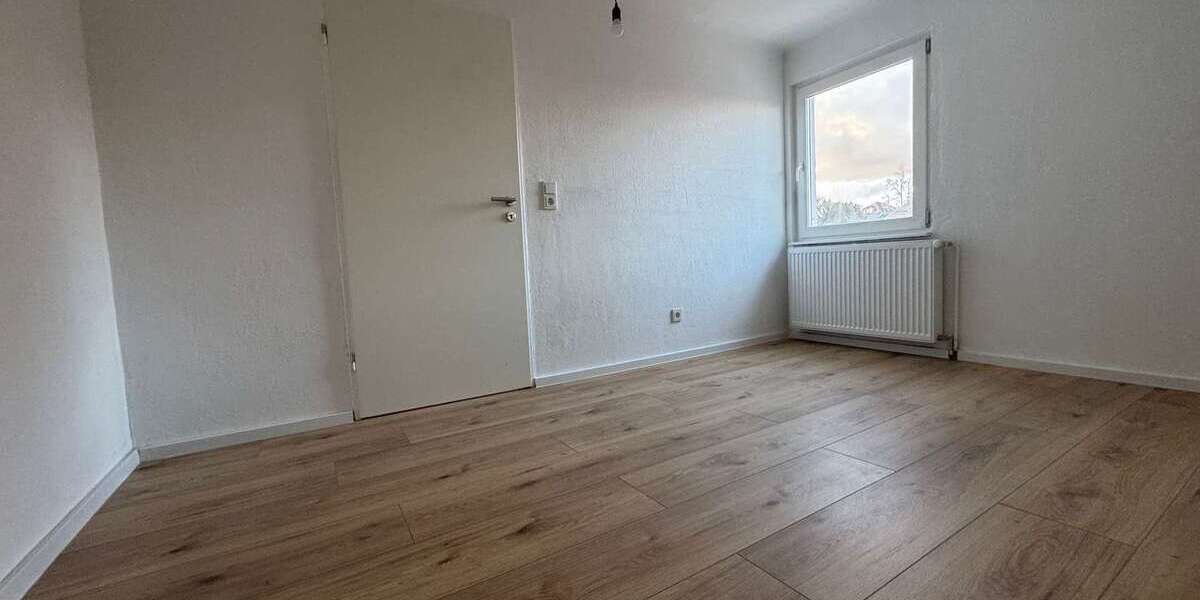 Sanierte 2-Zimmer-Dachgeschosswohnung mit neuem Bad in Ensheim - Dachgeschoßwohnung Saarbrücken-Halberg Halberg | Angebot:26764265