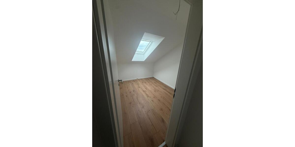 Dachgeschoßwohnung Niederaichbach - 4 Zimmer, 120 m&sup2;, 1.100&euro; | Angebot:25790907