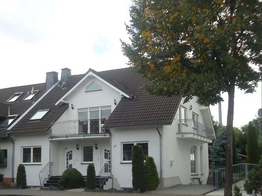 Geräumige, preiswerte 6-Zimmer-Doppelhaushälfte mit geh. Innenaus zimmer