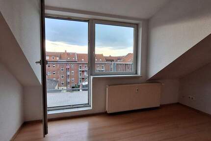 Großzügige 3-Zimmer Dachgeschoßwohnung mit Balkon und Stellplatz 3 zimmer