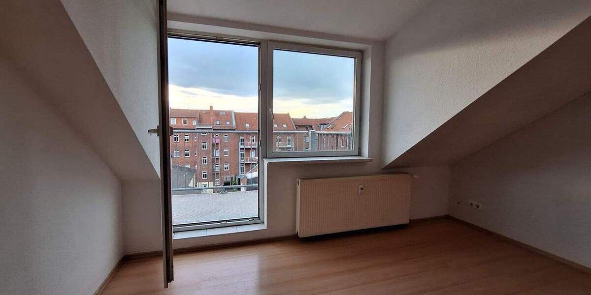 Großzügige 3-Zimmer Dachgeschoßwohnung mit Balkon und Stellplatz 3 zimmer
