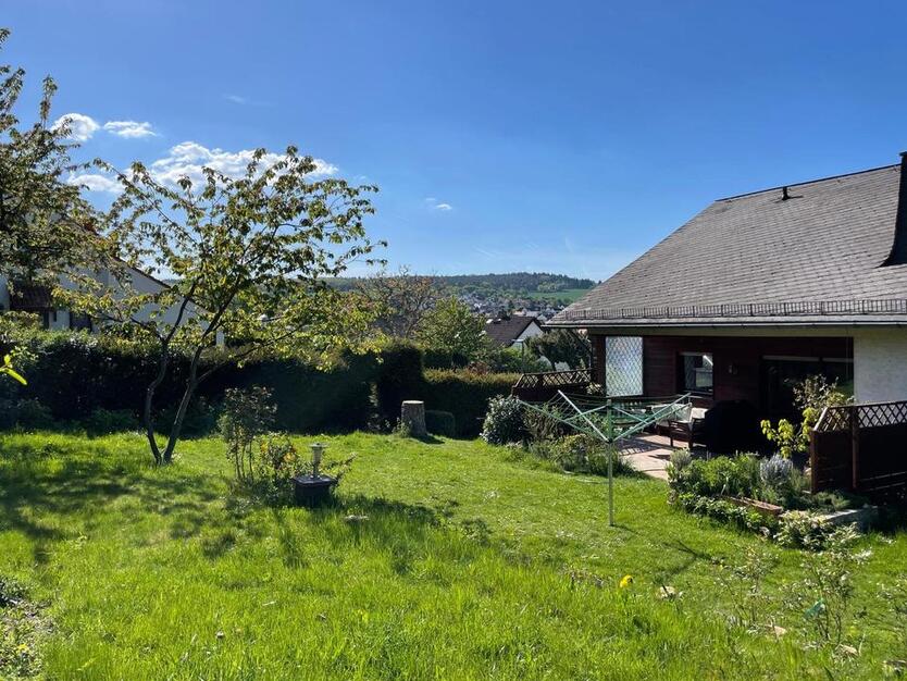 Charmante Hochparterre-Wohnung - 4 Zi. mit Garten, EBK und Garage