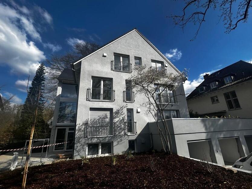 Neue Dachgeschoßwohnung mit großem Balkon und Einbauküche