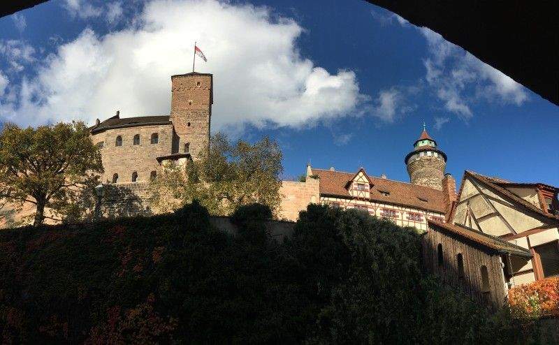 4 ZIMMERWOHNUNG - 2 Balkone - UNTERHALB DER BURG - TAGESLICHTBAD - KEINE WG MÖGLICH 4 zimmer