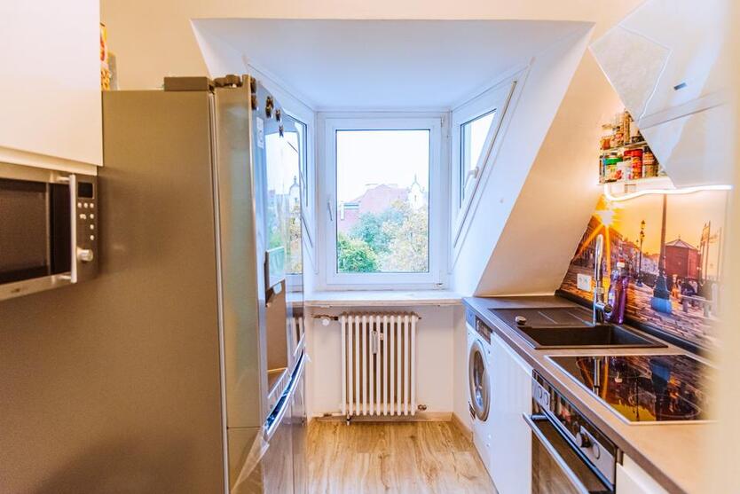 Smartes möbliertes Zimmer mit Privatsphäre – 30 Sek. zur U-Bahn