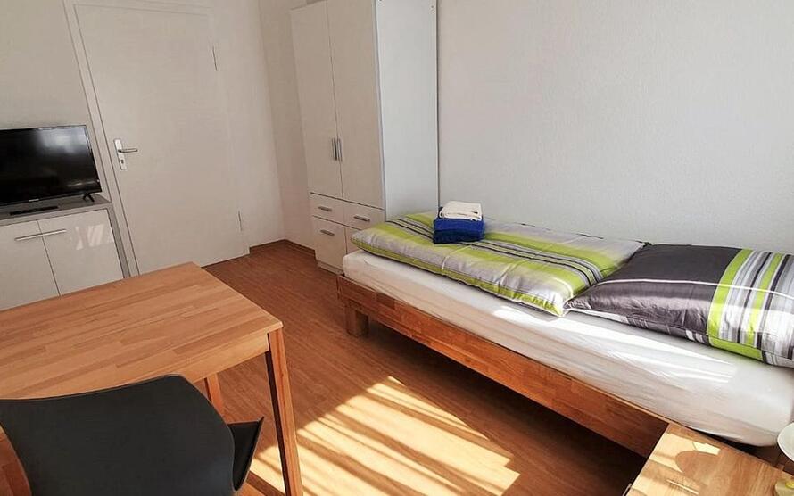 möbl. WG-Zimmer mit Wlan, TV, Gästeküche, EtagenDuWc, Waschmaschine, Trockner, Nähe Messe Stuttgart