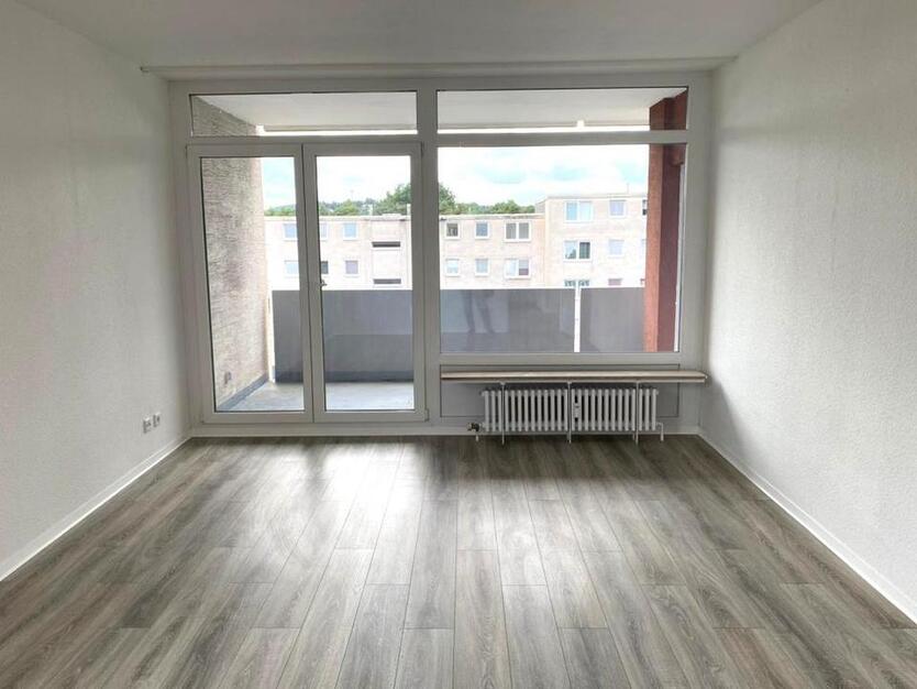 * FAMILIEN WILLKOMMEN * RENOVIERT * großer Balkon * 2. Etage OHNE Aufzug * Waldlage KL WEST