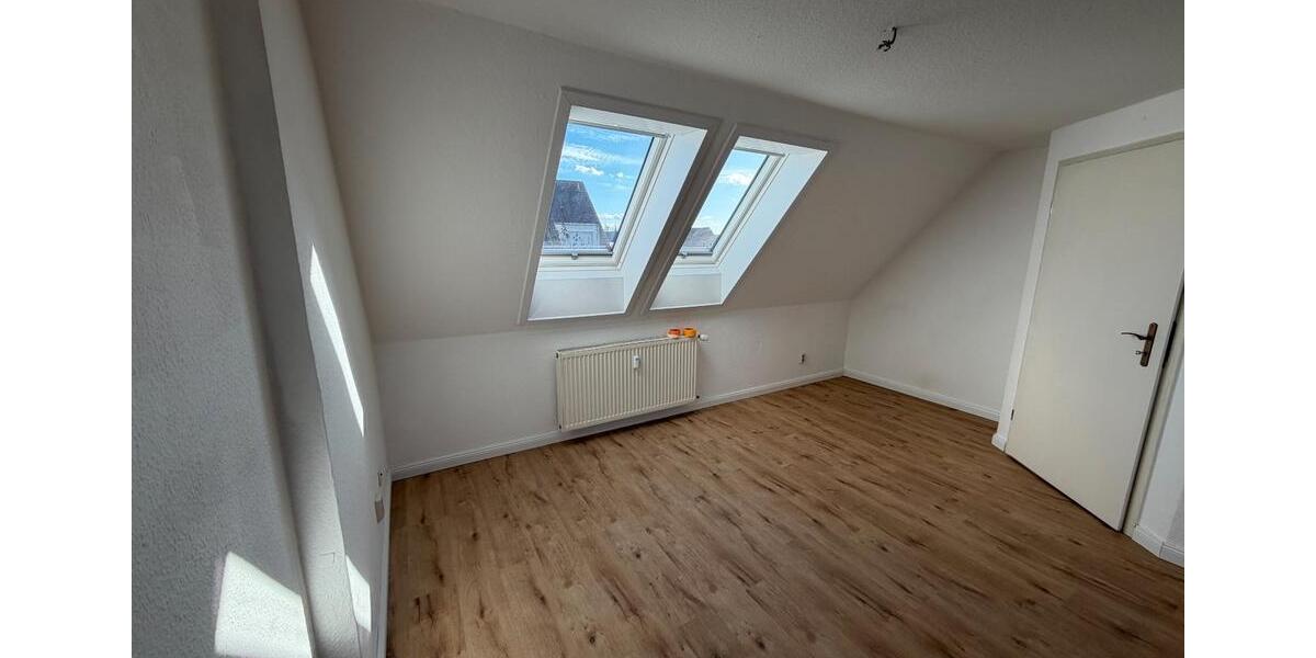 Dachgeschoßwohnung Neubrandenburg Datzeberg - 1 Zimmer, 37 m&sup2;, 325&euro; | Angebot:26041075