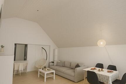 teilmöblierte, charmante Dachgeschosswohnung mit großer Terrasse 3 zimmer