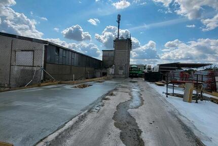 Betonierte Freifläche Stellplatz Parkplatz Abstellplatz zimmer