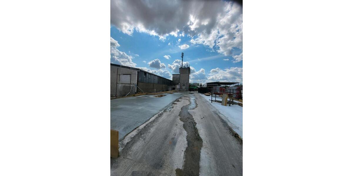 Betonierte Freifläche Stellplatz Parkplatz Abstellplatz zimmer