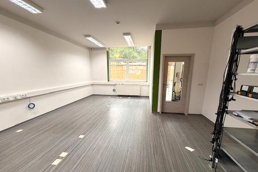 737 m² Büro, Praxis und Lagerhalle sowie zahlreiche Stellplätze in zentraler Lage von Gera zur Miete