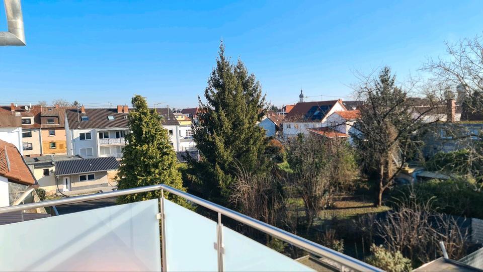 Traumhafte, kernsanierte 3-Zi Wohnung mit blick ins Grüne