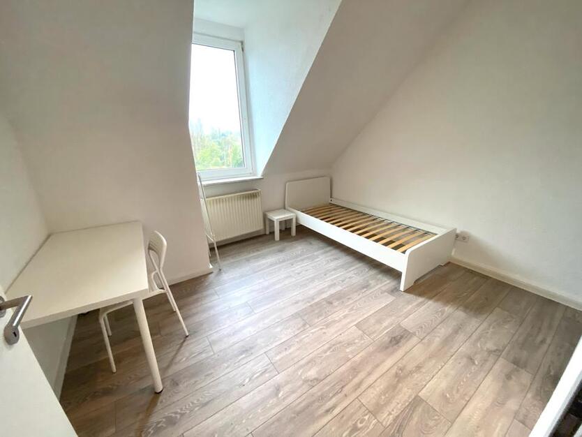 Großzügig geschnittenes WG Zimmer