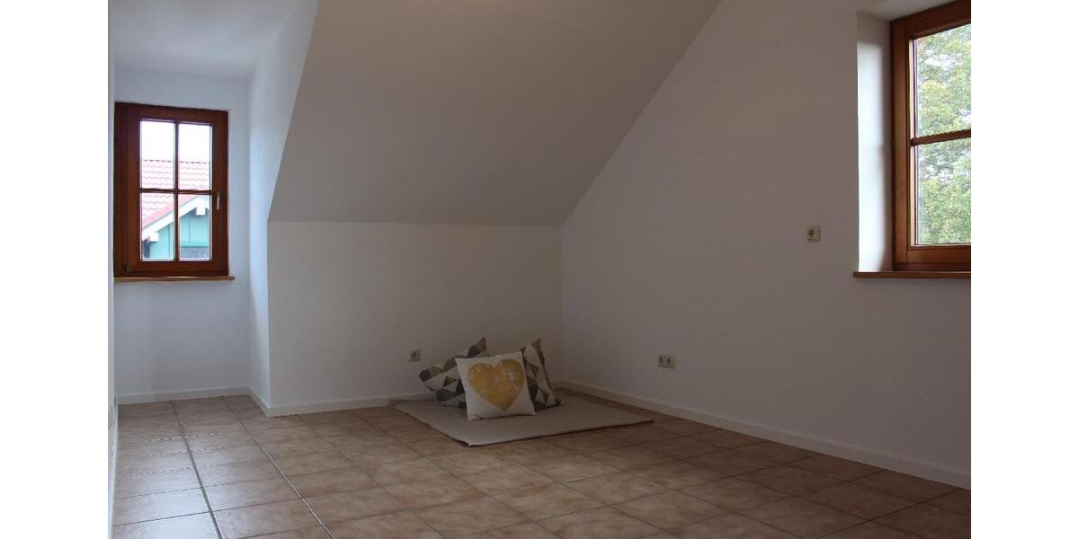 Dachgeschoßwohnung Reichling - 4 Zimmer, 137 m&sup2;, 1.150&euro; | Angebot:25852500