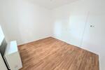 **Was will man mehr? +Balkon +frisch gestrichen +Laminat +modernes Badezimmer** zimmer